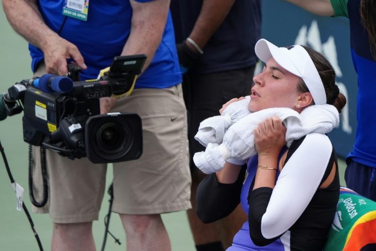 La tenniswoman roumaine Elena-Gabriela Ruse se rafraîchit le cou lors de son match face à la Tchèque Barbora Krejcikova lors de l'US Open, à New York, le 28 août 2024