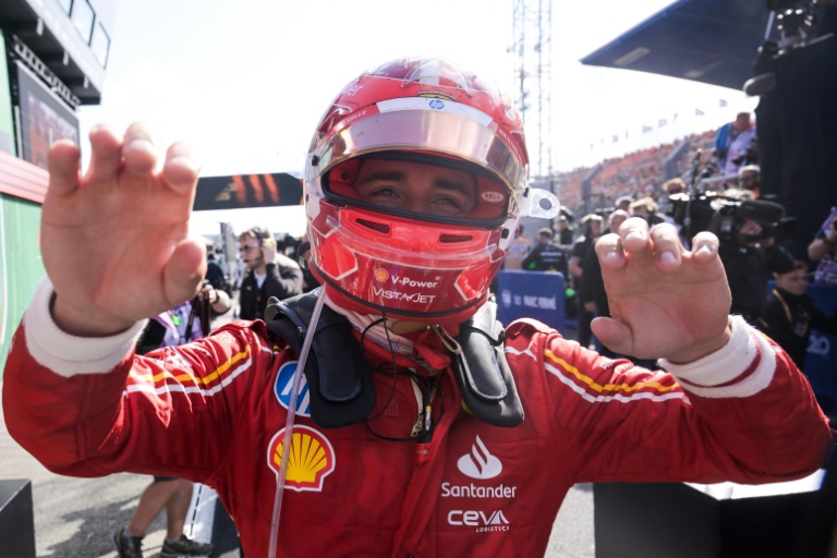 Le pilote monégasque Charles Leclerc (Ferrari) fête sa 3e place au Grand-Prix des Pays-Bas sur le circuit de Zandvoort le 25 août 2024.