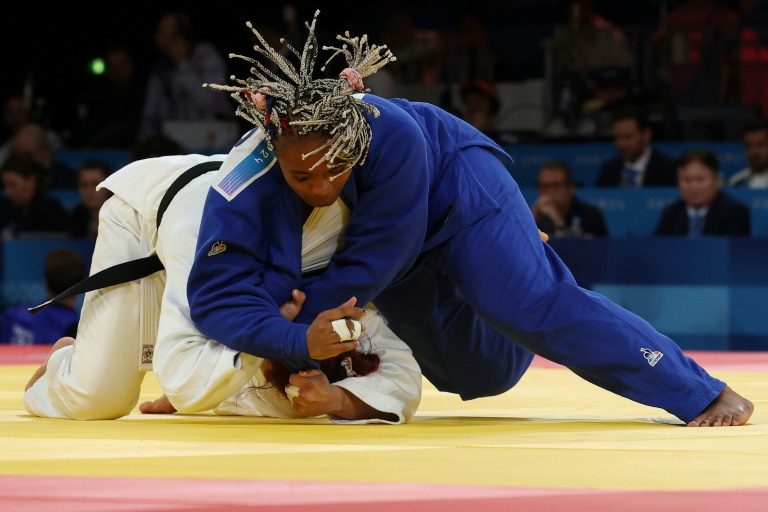 La judoka française Romane Dicko (bleu) lors de son combat contre la Serbe Milica Zabic en petite finale pour le bronze, aux JO, le 2e août 2024