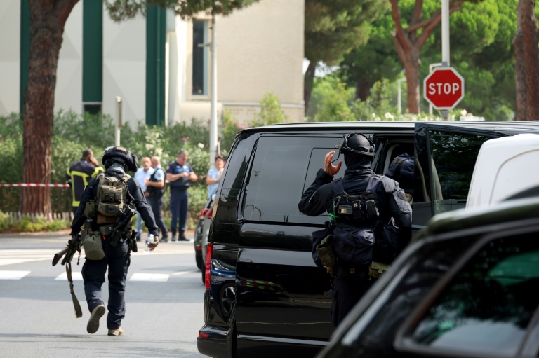 Les forces de l'ordre sécurisent les abords de la synagogue de La Grande Motte, dans l'Hérault, le 24 août 2024