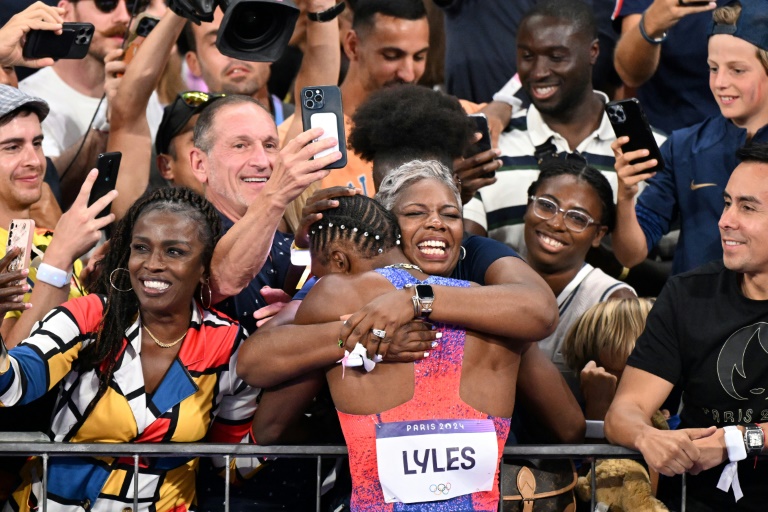 Le sprinteur américain Noah Lyles célèbre sa victoire en finale du 100 m des Jeux olympiques de Paris dans les bras de sa mère Keisha Caine Bishop au Stade de France à Saint-Denis, le 4 août 2024