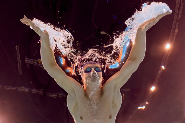 Le Français Leon Marchand, photographié sous l'eau, lors des demi-finales du 200 m papillon masculin aux Jeux Olympiques de Paris 2024, le 30 juillet 2024 à Paris La Défense Arena, à Nanterre