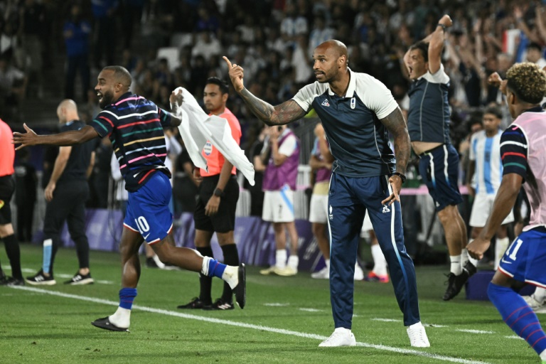 Le sélectionneur de l'équipe de France olympique Thierry Henry réagit après la victoire de son équipe lors du quart de finale contre l'Argentine pendant les Jeux olympiques de Paris 2024 au stade de Bordeaux, le 2 août 2024