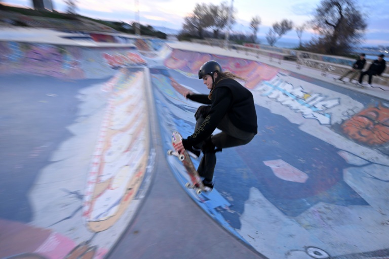 Les skateboarders se rassemblent au bowl de Marseille, ici pris en photo le 16 janvier