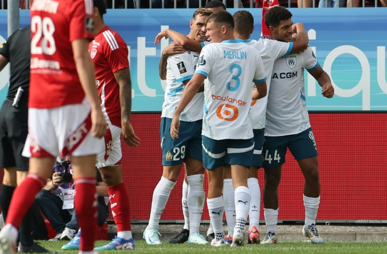 L'attaquant brésilien de l'OM Luis Henrique (D) félicité par ses coéquipiers après un but à Brest, en Ligue 1, le 17 août 2024