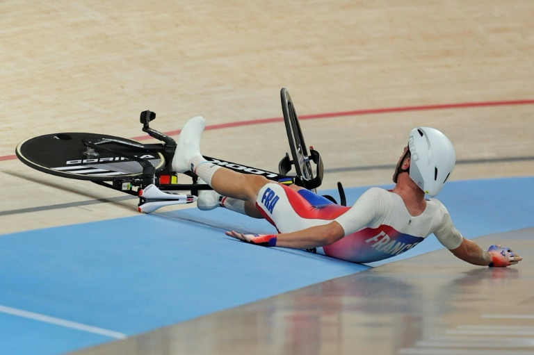 Le Français Benjamin Thomas chute lors de la course aux points de l'omnium des JO de Paris, à Saint-Quentin-en-Yvelines, le 8 août 2024