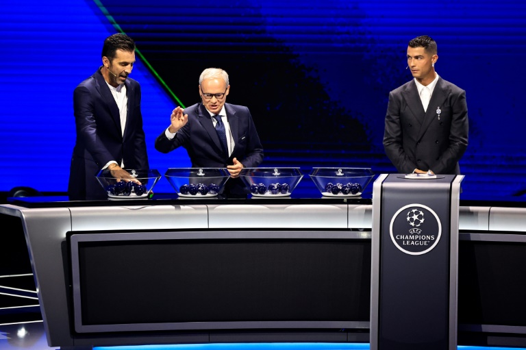 (de gauche à droite) l'Italien Gianluigi Buffon, le secrétaire général adjoint de l'UEFA Giorgio Marchetti et le Portugais Cristiano Ronaldo lors du tirage au sort de la première phase de la Ligue des champions 2024-2025 à Monaco le 29 août 2024