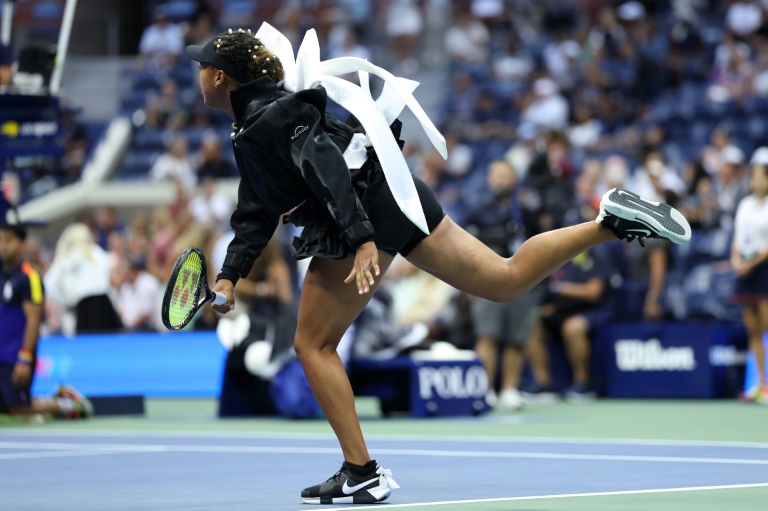 La Japonaise Naomi Osaka à l'échauffement avant son match d_u 2e tour de l'US Open, le 29 août 2024 à New York