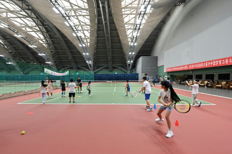 Des enfants pratiquent le tennis dans un club à Pékin, le 14 août 2024