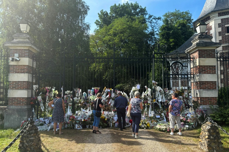 Hommages à l'acteur français Alain Delon devant les grilles de sa propriété, La Brûlerie, à Douchy, dans le Loiret, le 21 août 2024