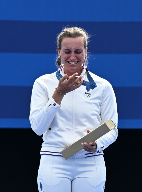 L'émotion de l'archère française Lisa Barbelin en recevant sa médaille de bronze, aux JO des Paris, le 3 août 2024 aux Invalides