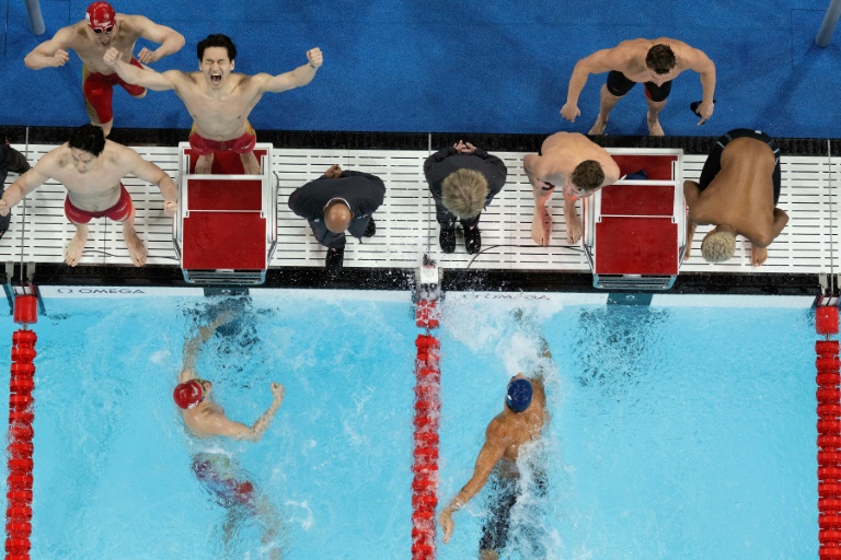 Les Français Maxime Grousset, Léon Marchand, Yohann Ndoye-Brouard et Florent Manaudou au côté des Chinois à l'arrivée du relai 4x100 m quatre nages des JO de Paris, à Nanterre, le 04 août 2024