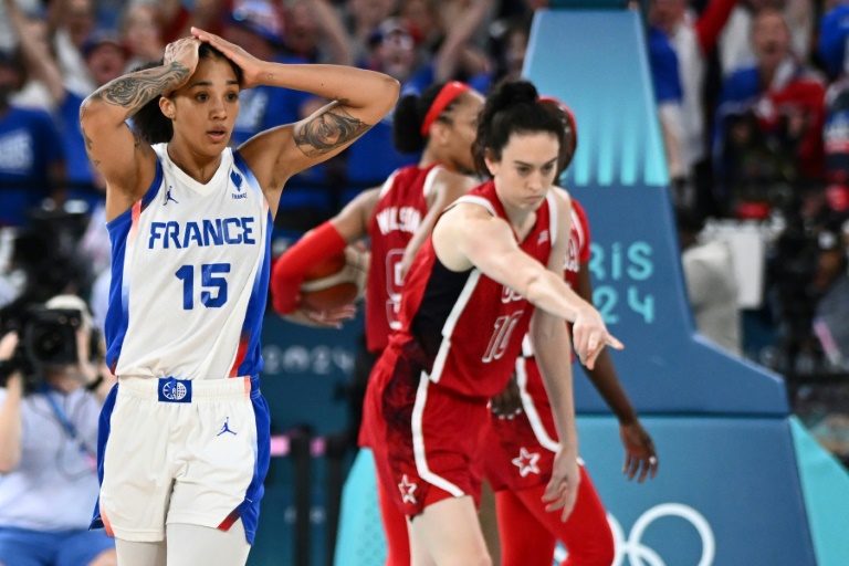 Gabby Williams (g) vient de marquer un panier à deux points insuffisant en fin de match contres les Américaines de Breanna Stewart (d), le 11 août 2024 à la Bercy Arena de Paris