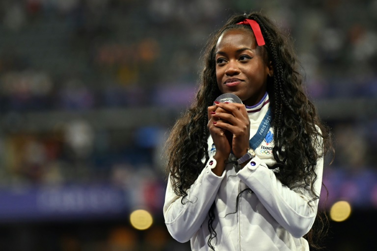 Cyrena Samba-Mayela, médaillée d'argent en 100m haies samedi au Stade de France