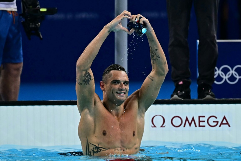 Le Français Florent Manaudou célèbre avec le public sa médaille de bronze sur 50 m nage libre aux JO, le 2 août 2024 à La Défense Arena de Nanterre