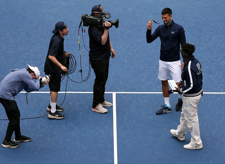 Le tennisman serbe Novak Djokovic présente sa médaille d'or olympique remportée à Paris lors d'un évènement en amont de l'US Open, à New York, le 24 août 2024