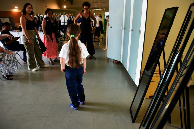 Une élève essaie un uniforme à l'école primaire d'Aigueperse à Limoges, le 30 août 2024 en Haute-Vienne