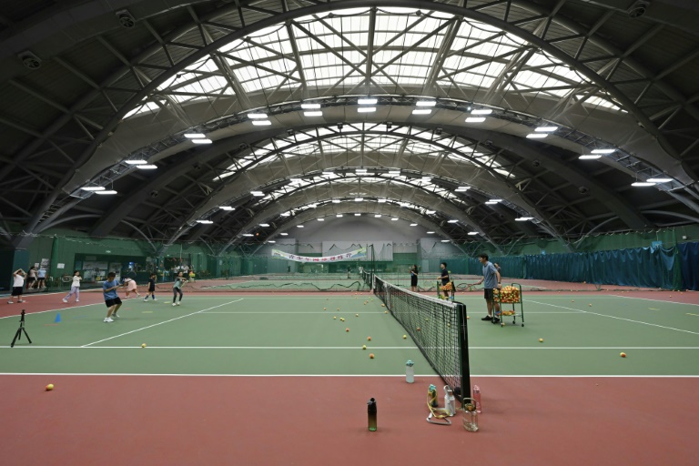 Des enfants pratiquent le tennis dans un club à Pékin, le 14 août 2024