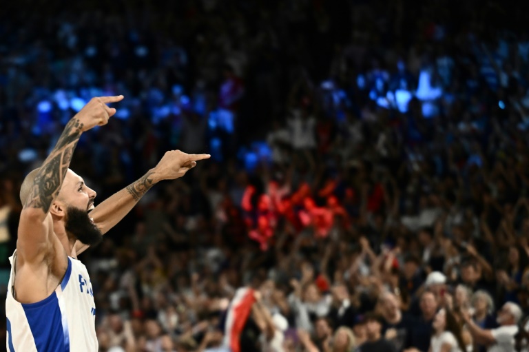 Evan Fournier fête la qualification des Bleus en finale du tournoi olympique de basket à la fin du match contre l'Allemagne, le 8 août 2024 à Bercy