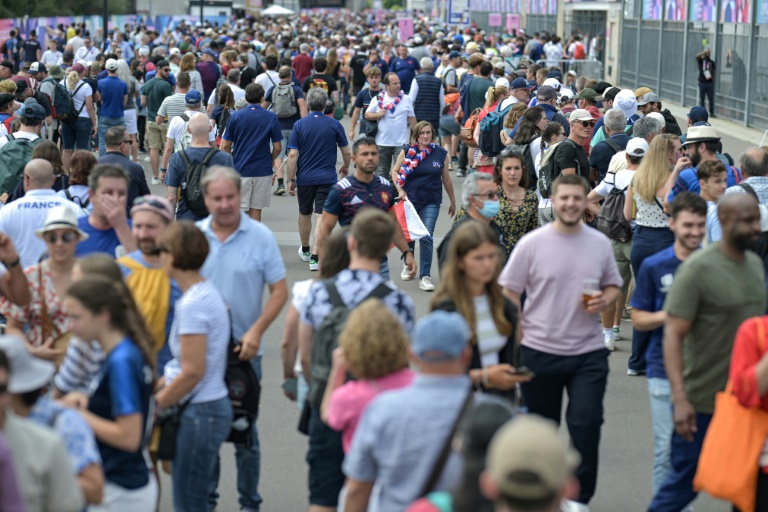 Des spectateurs devant le Stade de France à Saint-Denis, en Seine-Saint-Denis, pendant les JO de Paris 2024, le 24 juillet 2024