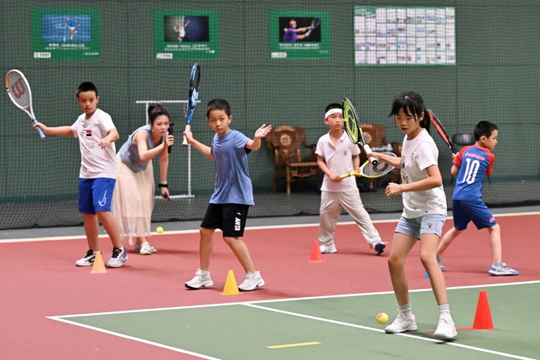 Des enfants pratiquent le tennis dans un club à Pékin, le 14 août 2024