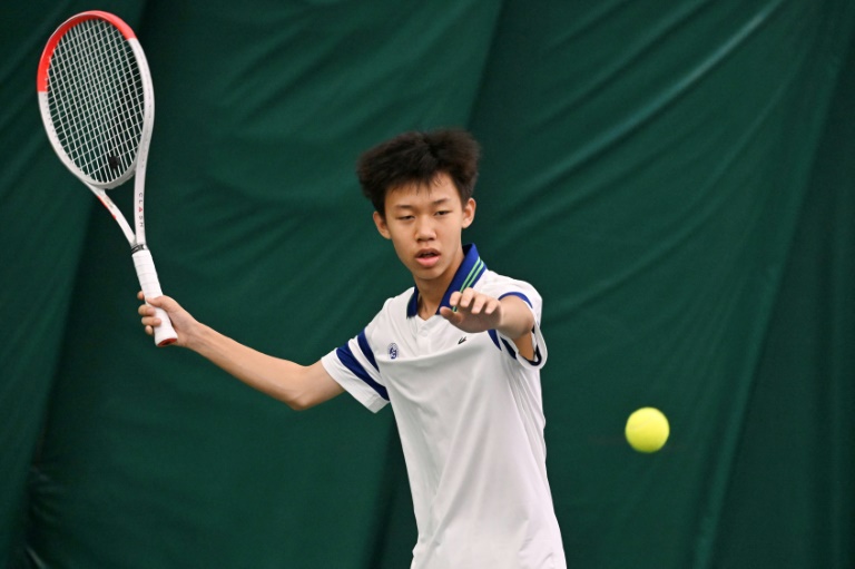 Zhang Xinghao pratique le tennis dans un club à Pékin, le 13 août 2024