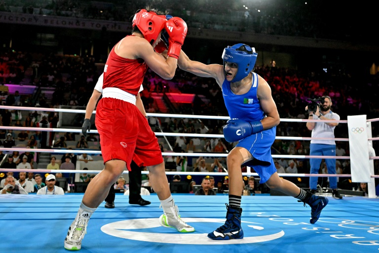 La boxeuse thaïlandaise Janjaem Suwannapheng (à gauche) et l'Algérienne Imane Khelif (à droite) en demi-finale olympique des -66kgs, à Paris le 6 août 2024