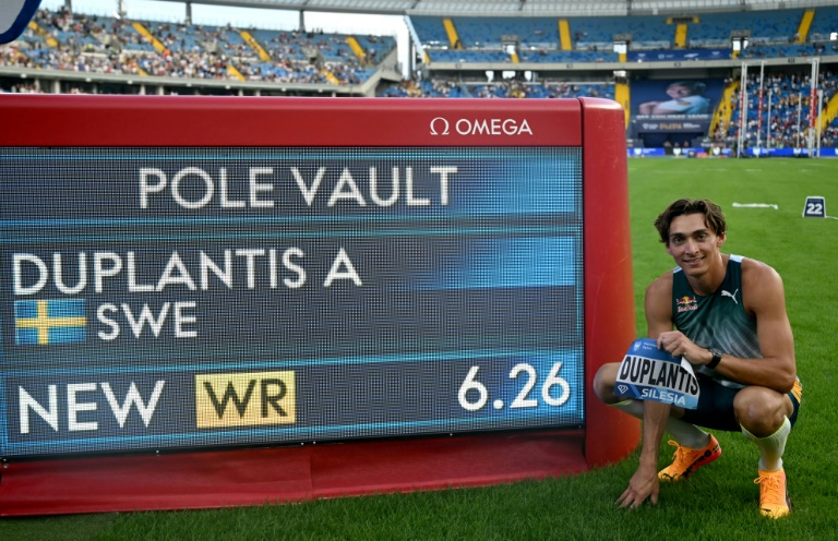 Le Suédois Armand Duplantis pose devant le tableau affichant son nouveau record du saut à la perche à 6,26 m au meeting de la Ligue de diamant de Chorzow, en Pologne, le 25 août 2024