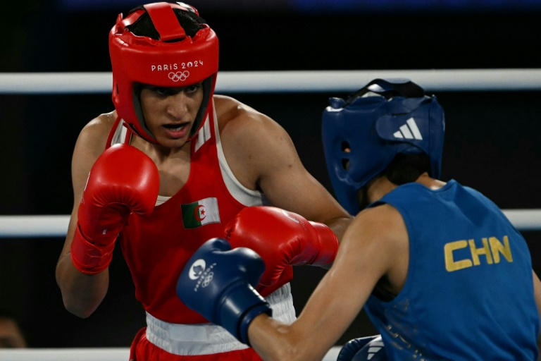 L'Algérienne Imane Khelif (à gauche) face à la Chinoise Yang Liu en finale olympique des -66kg à Paris, le 9 août 2024