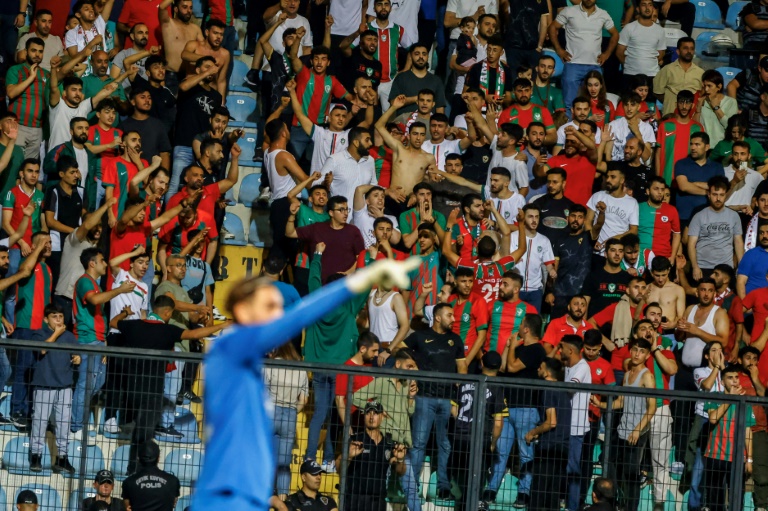 Des supporters d'Amedspor soutiennent leur équipe contre Sakaryaspor, le 28 août 2024 au stade Necmi Kadioglu d'Istanbul