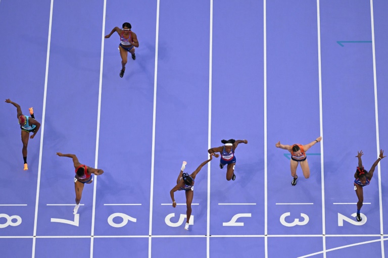 L'arrivée de la finale olympique du 100 m haies, avec l'Américaine Masai Russell (5) et la Française Cyréna Samba-Mayela (2) au Stade de France, le 10 août 2024