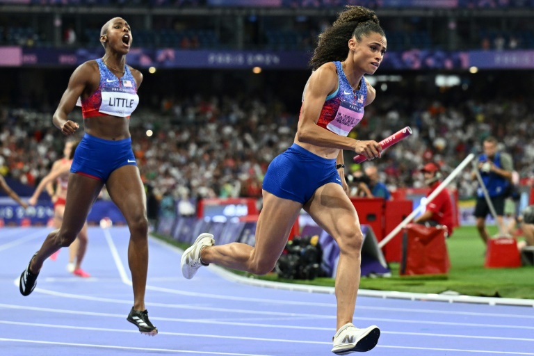 L'Américaine Sydney Mclaughlin-Levrone (à droite) lors de la finale olympique du relais 4x400m, au Stade de France, le 10 août 2024