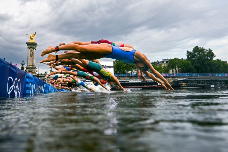 Des athlètes participent à la course de natation dans la Seine lors du triathlon individuel féminin aux Jeux olympiques de Paris 2024, le 31 juillet 2024 à Paris