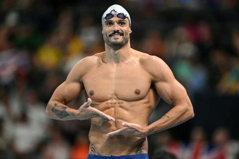 Le Français Florent Manaudou participe à l'échauffement avant une épreuve de natation lors des Jeux olympiques de Paris 2024 à la Paris La Defense Arena à Nanterre, à l'ouest de Paris, le 29 juillet 2024