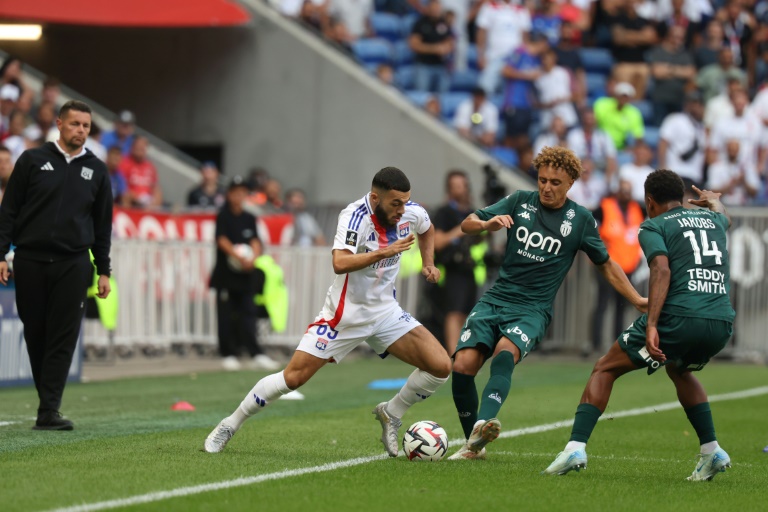 L'attaquant lyonnais Georges Mikautadze tente un débordement devant le Monégasques Maghnes Akliouche au Groupama Stadium, le 24 août 2024