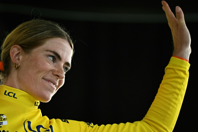 La néerlandaise Demi Vollering avec le maillot jaune de leader, après la 4e étape du Tour de France, le 14 août 2024 à Liège