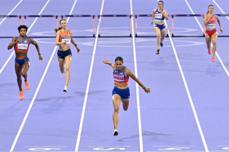 La sprinteuse américaine Sydney Mclaughlin-Levrone franchit la ligne d'arrivée de la finale du 400 m haies en tête aux Jeux de Paris, au Stade de France de Saint-Denis le 8 août 2024