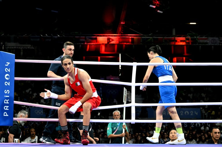 La boxeuse algérienne Imane Khelif (en rouge) après l'abandon de l'Italienne Angela Carini en 8e de finale de boxe des -66 kgs aux JO, à Villepinte le 1er août