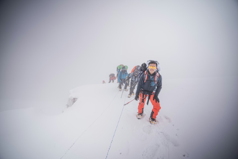 A seulement 18 ans, le Népalais Nima Rinji Sherpa est sur le point de devenir le plus jeune alpiniste à avoir conquis les 14 montagnes hautes de plus de 8.000 m dans le monde. Photo datant du 23 mai 2024, prise sur l'Everest, fournie par la société 14 Peaks.