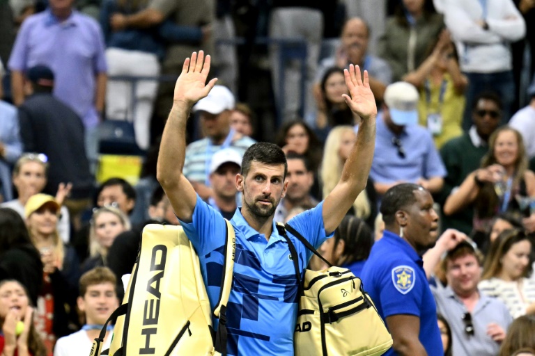 Le Serbe Novak Djokovic, le tenant du titre, quitte le central après sa défaite au 3e tour de l'US Open face à l'Australien Alexei Popyrin le 30 août 2024 à New York