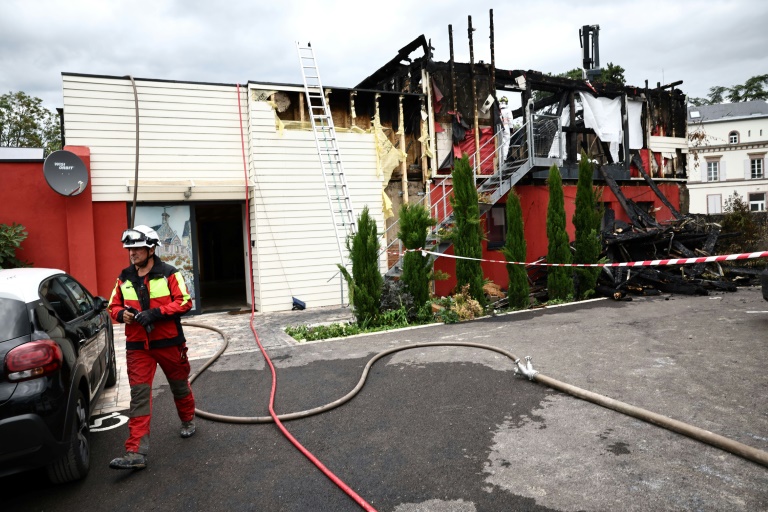 Les secours sur les lieux de l'incendie du gîte de Wintzenheim, dans le Haut-Rhin, le 9 août 2023