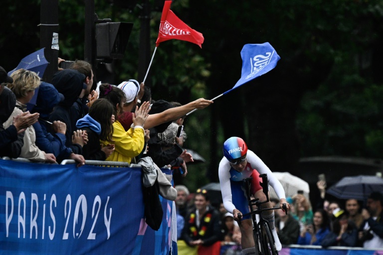 La cycliste française Audrey Cordon Ragot participe au contre-la-montre individuel en cyclisme sur route lors des Jeux olympiques de Paris 2024, le 27 juillet 2024 à Paris