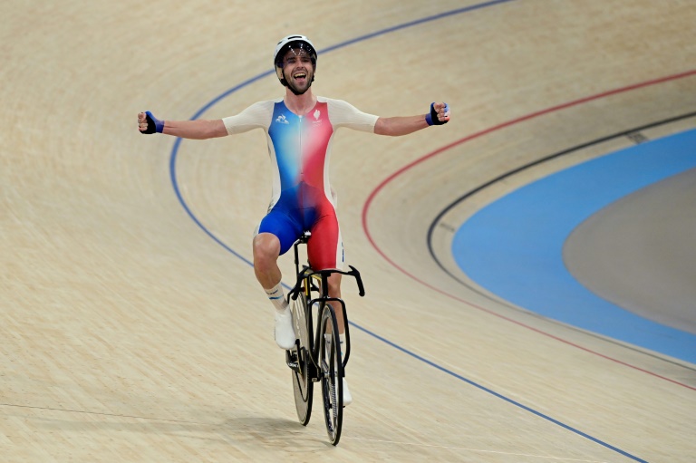 Le Français Benjamin Thomas, médaille d'or de l'omnium sur le vélodrome de Saint-Quentin-en-Yvelines, le 8 août 2024