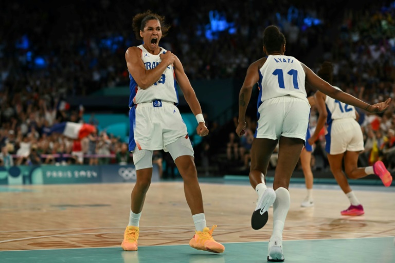 La joueuse de l'équipe de France féminine de basket Janelle Salaün contre la Belgique en demi-finale des JO de Paris, le 9 août 2024 à la Bercy Arena