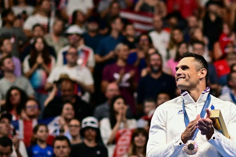 Le Français Florent Manaudou et sa médaille de bronze du 50 m nage libre, aux JO de Paris, le 2 août 2024, à La Défense Arena de Nanterre