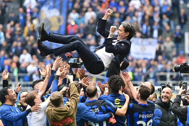 L'entraîneur de l'Inter Milan Simone Inzaghi fêté par ses joueurs le 28 avril 2024 à Milan