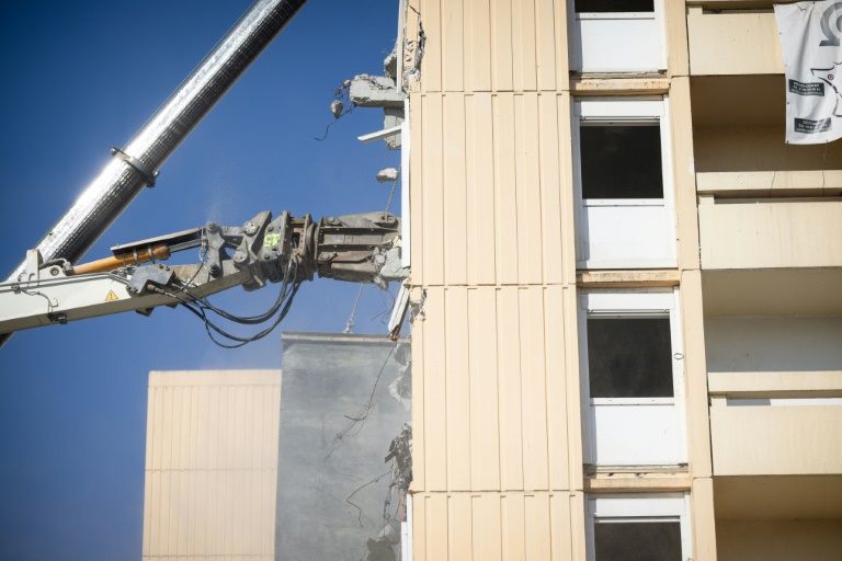 Un immeuble d'habitation en cours de démolition dans le quartier de Pissevin, à Nîmes, le 6 août 2024 dans le Gard