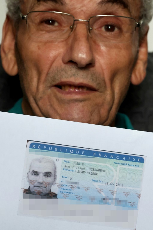 Mohammed Guerroumi montre une copie de son ancienne carte d'identité avec son nom français, chez lui à Strasbourg le 14 août 2024