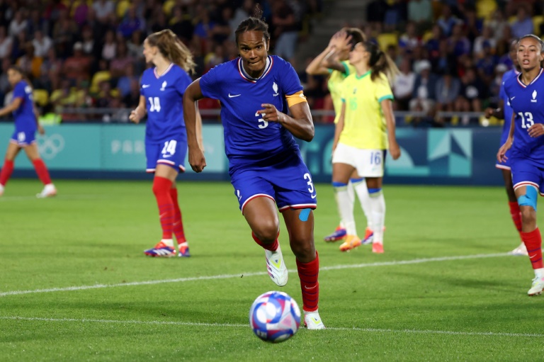 La capitaine française Wendie Renard contre le Brésil en quart de finale, le 3 août 2024 à Nantes