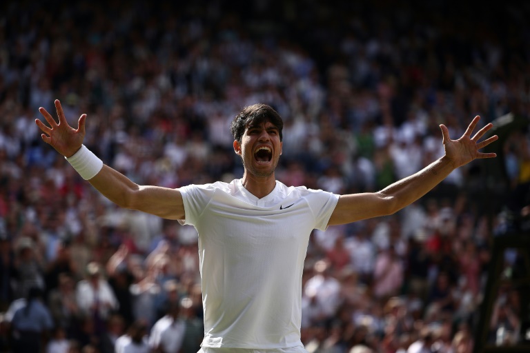 Carlos Alcaraz célèbre sa victoire à Wimbledon le 14 juillet dernier